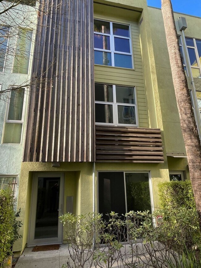 Spacious 3 Story 1 Bdrm+Den Townhome w/Pri... - Spacious 3 Story 1 Bdrm+Den Townhome w/Pri...