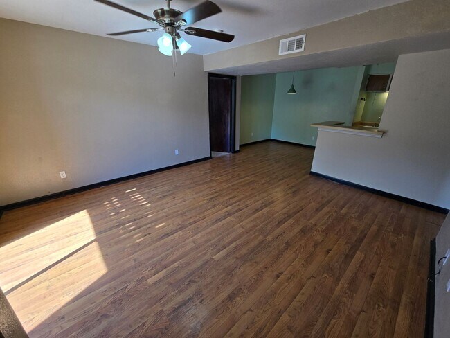 Photo - College Station - 2 Bedroom, 2 Bath - Down...