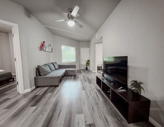 Furnished Room in West Campus – Walk to UT - Furnished Room in West Campus – Walk to UT Unit Room Rental