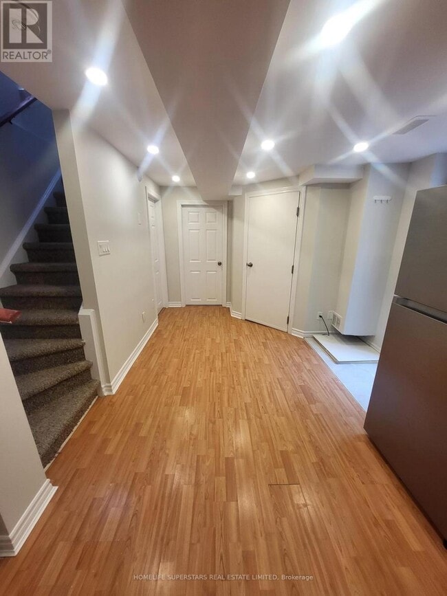 Photo - 1585 Gowling Terrace