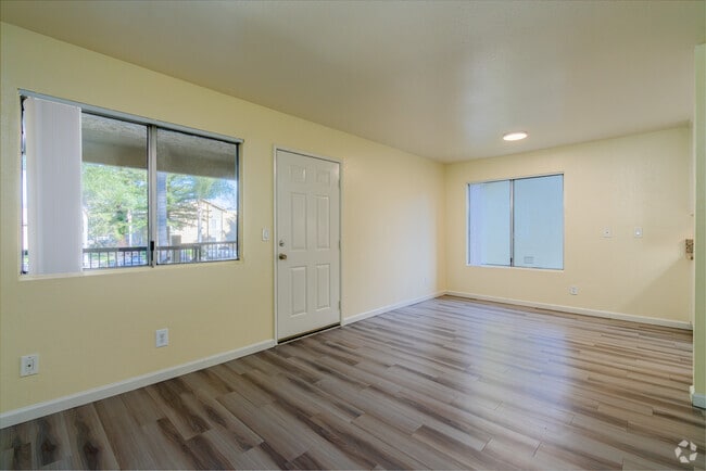 1BR, 1BA - 620SF - Dining Room