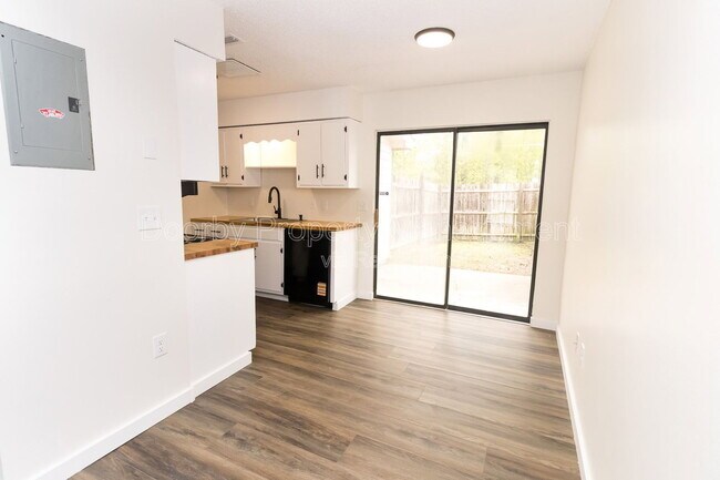 Photo - 1118 McBrien Rd