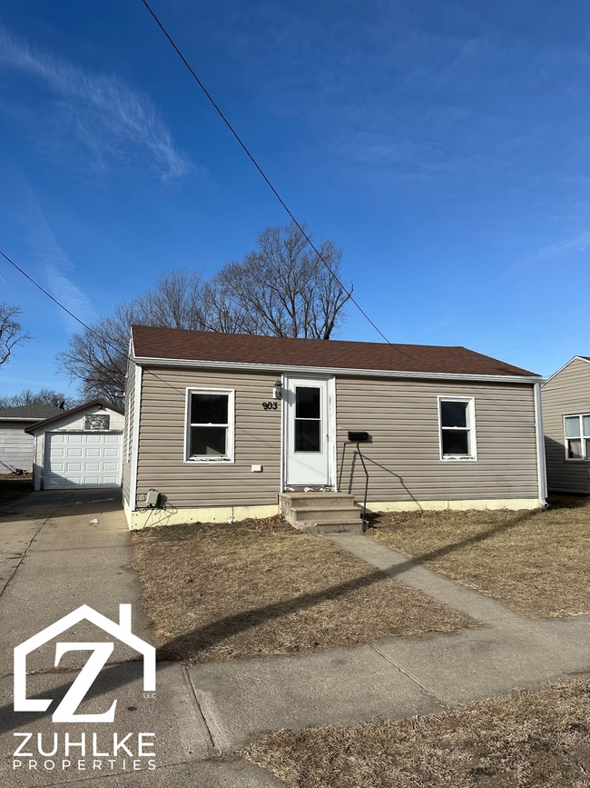 Building Photo - 903 N 2nd St