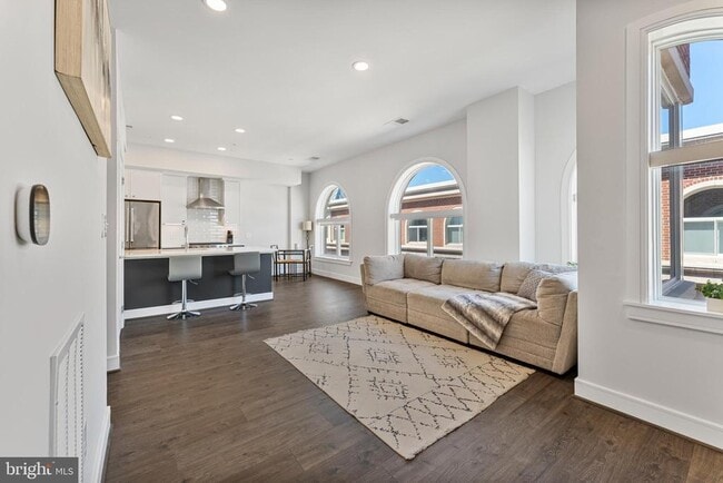 Building Photo - 635 Slaters Ln Unit 405