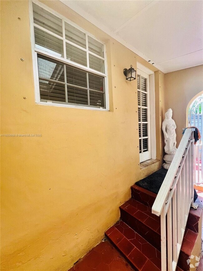 Building Photo - 2424 SW 18th Ave Unit 1 Rental