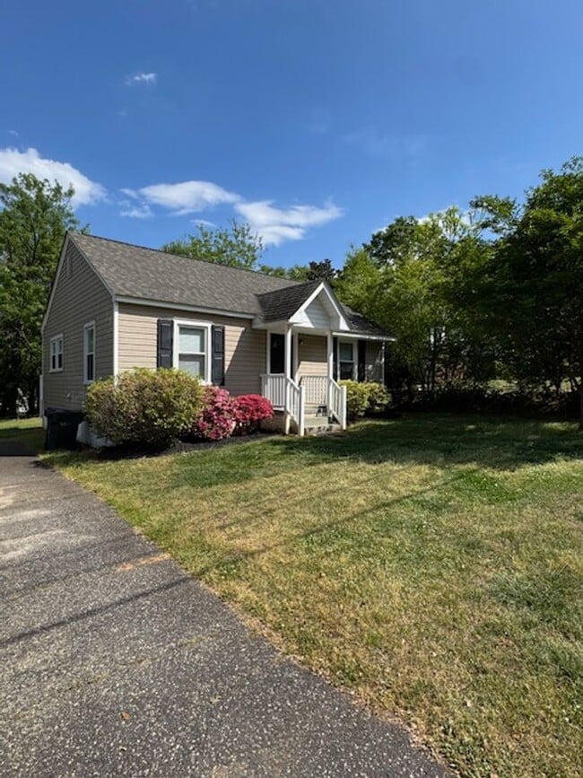 Photo - Adorable 2 Bedtoom-1 Bath Bungalow in great location, close to Downtown Greer! Lawn Service inclu...