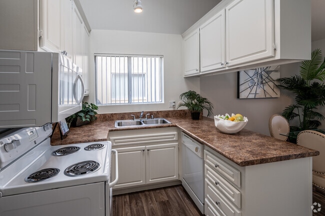 2BR, 2BA - 956SF