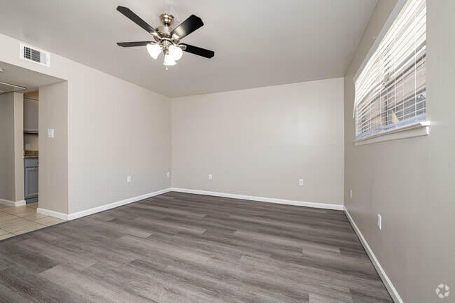 1BR, 1BA - 770SF - Living Room