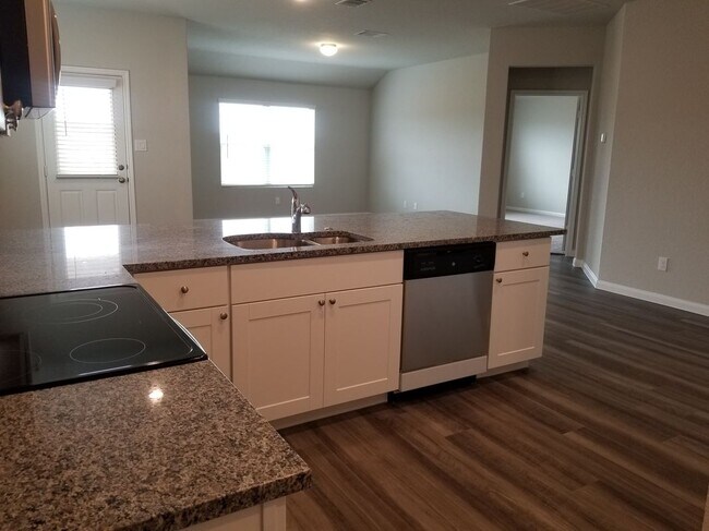 Photo - 210 Holland Pk