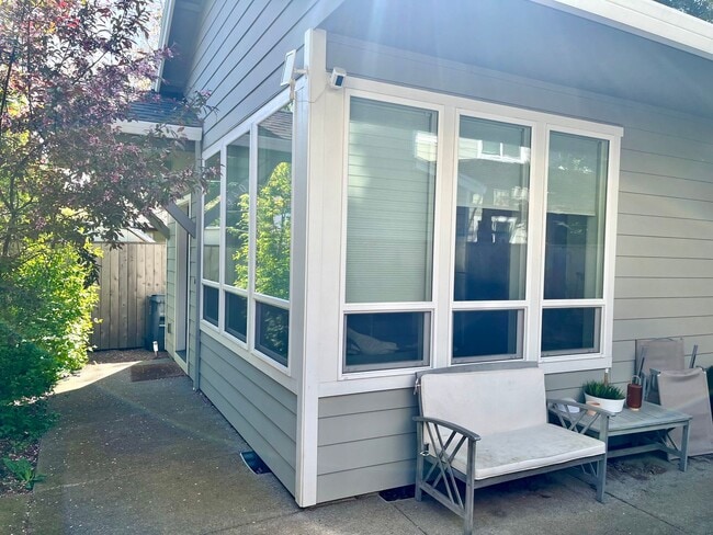 Building Photo - Super cool cottage with private setting