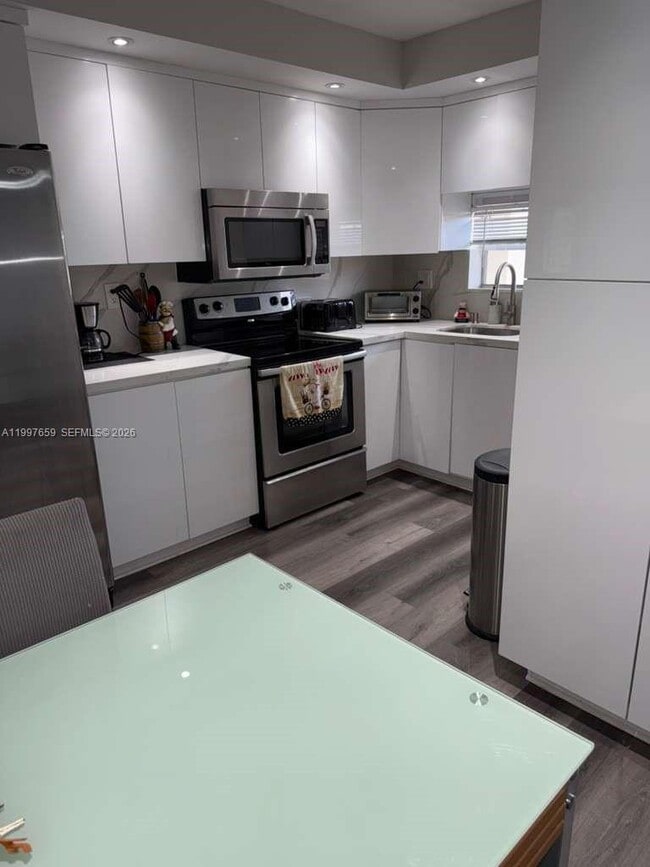 Building Photo - 691 S Hollybrook Dr Unit 202