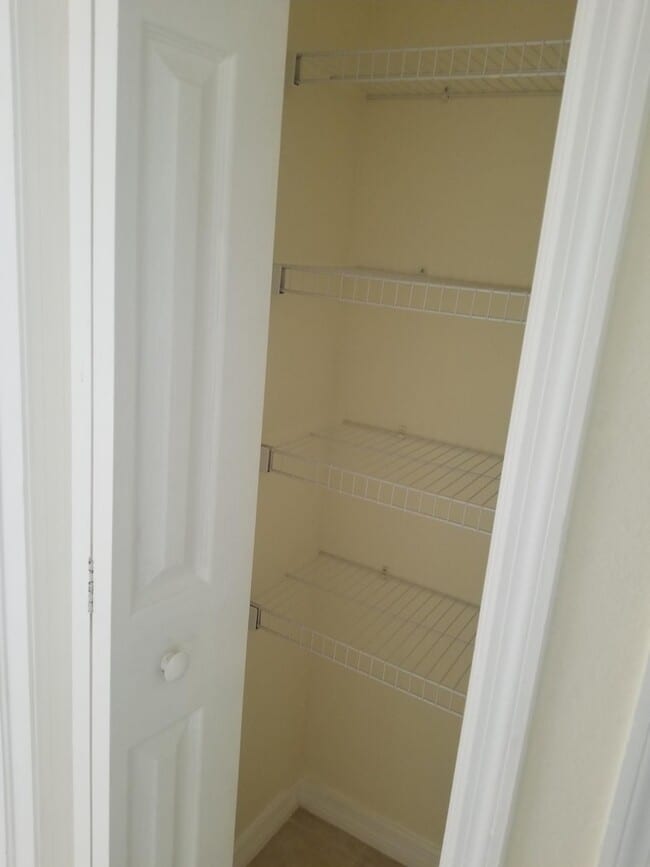 Building Photo - 4616-4618 24th St Sw Unit 4618 24th St SW