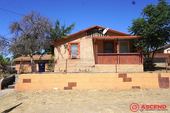 Building Photo - 2 Bedroom | 1 Bathroom — Bakersfield, CA 93305