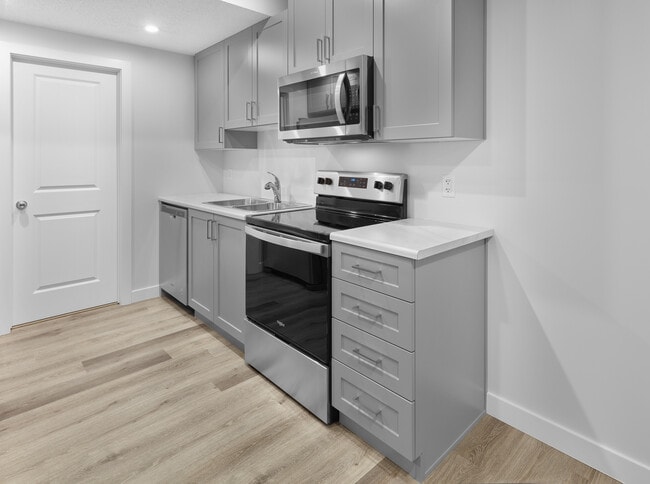 Photo - 3016-3169 166 St S W