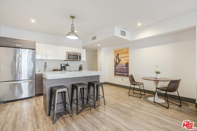 Photo - 932 S Hill St Unit 402