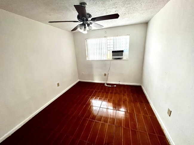 Building Photo - 3015 NW 8th Ave Unit 9