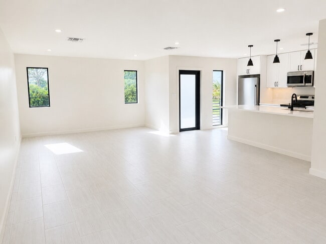 274 SE 9th Ave Unit 3