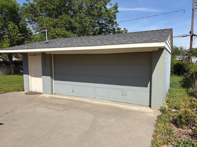 Detached Garage/Workshop - 705 S Ione St
