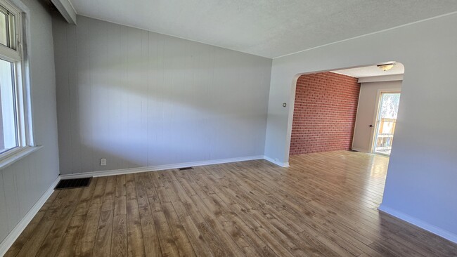 Photo - 965 Dunsmure Rd
