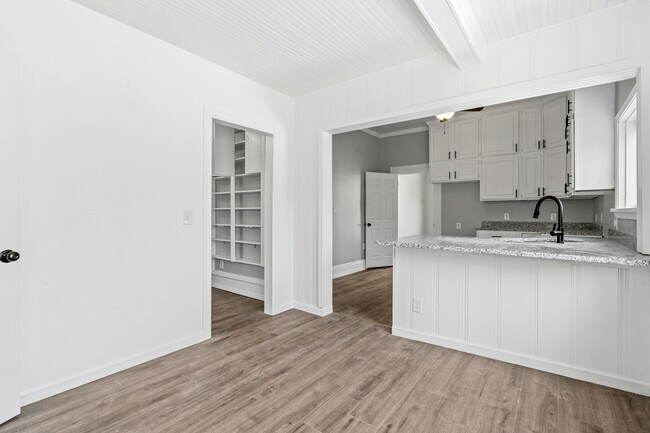 Photo - 7 N Limestone St