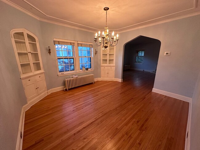 Building Photo - Sunset Rentals Duplex Unit Upstairs