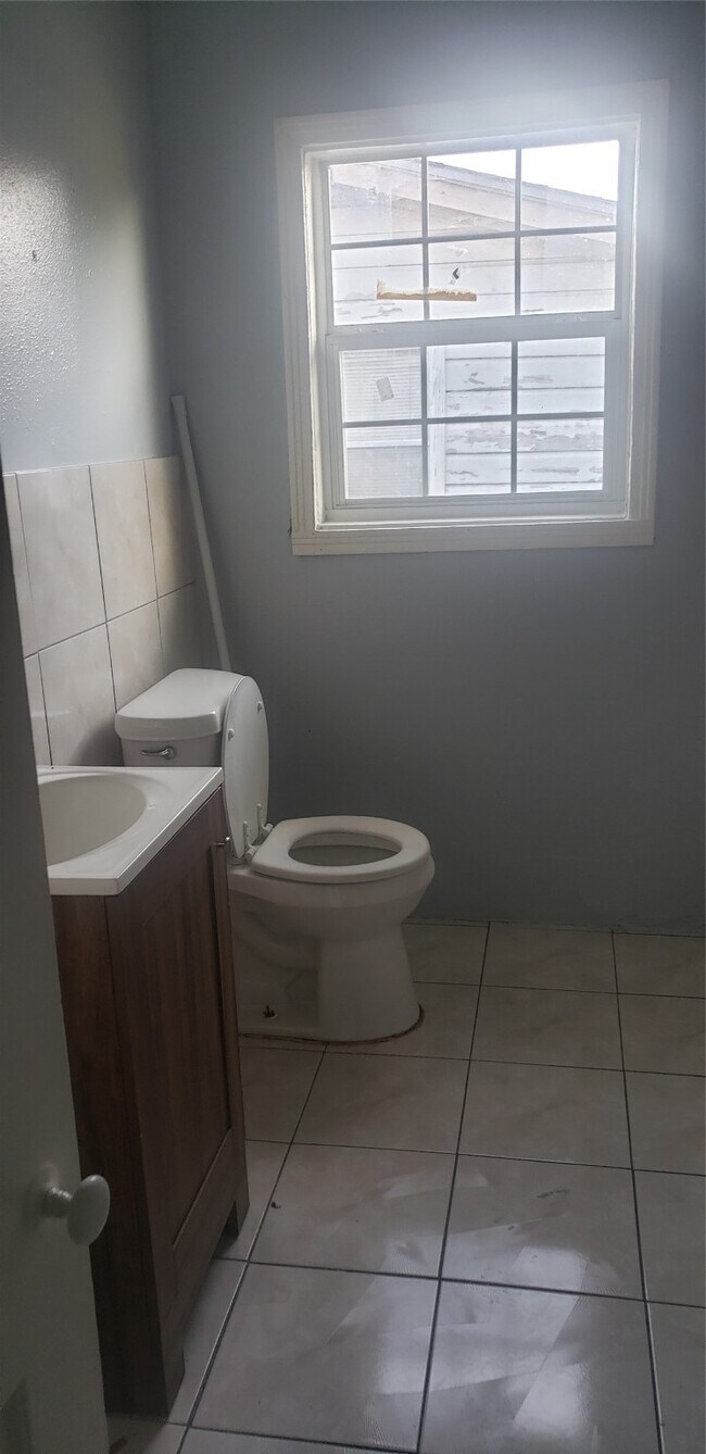 Photo - 7010 England St