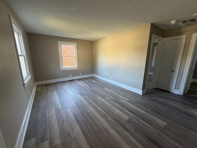 Photo - 221 Spruce St W