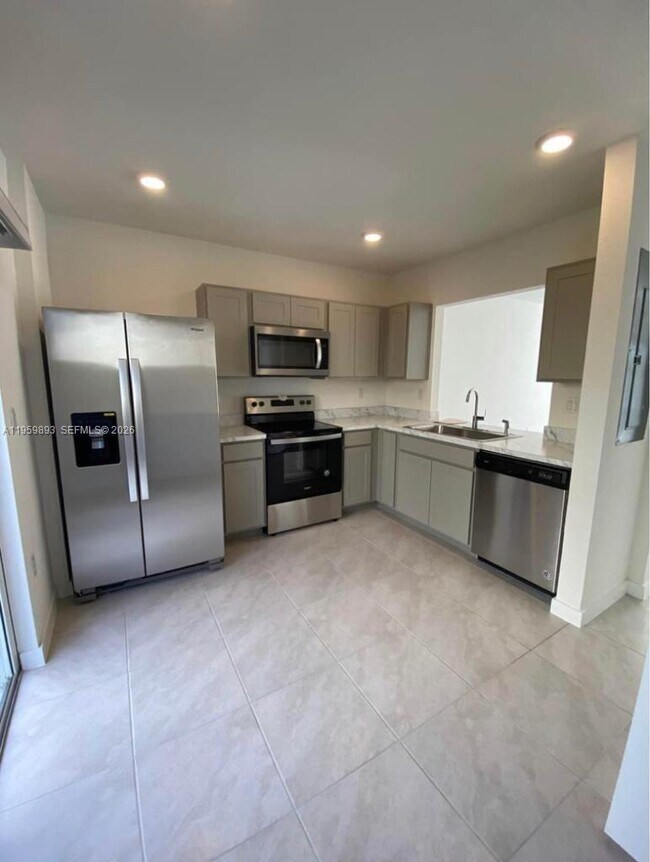 Photo - 556 NE 5th St