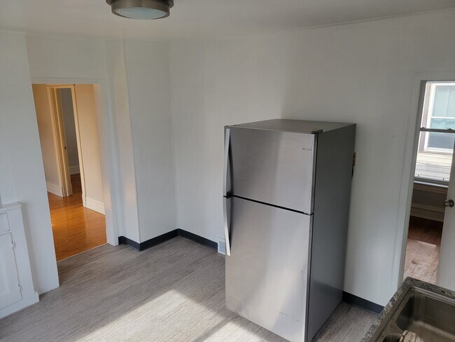 Kitchen 1 - 2410 W 4th St Unit Upper