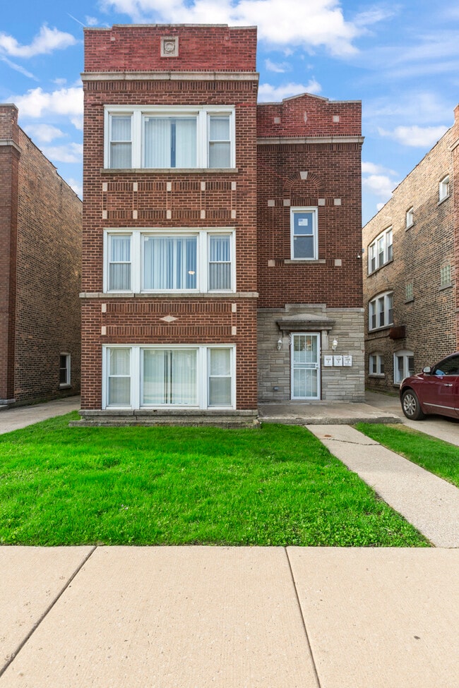 Building Photo - 323 Memorial Dr
