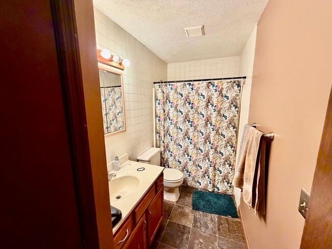 Photo - Spacious 3 Bedroom 2 Bathroom Home - Large Backyard!