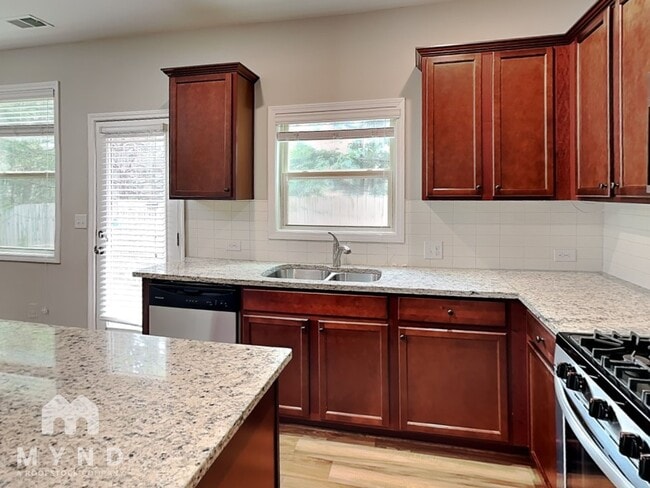 Photo - 541 Lanier Ct