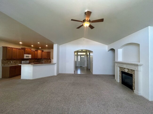 Photo - 492 Shadetree Trail