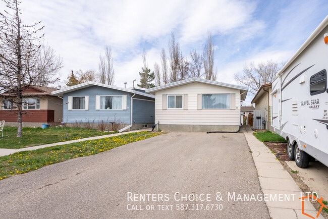 Building Photo - 2 Bedroom Main Floor, Assigned Parking, Utilities Included