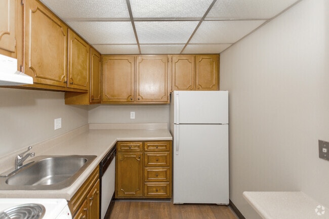1BR, 1BA - 700 SF