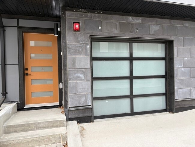 Building Photo - 1980 Upper Sundance Dr