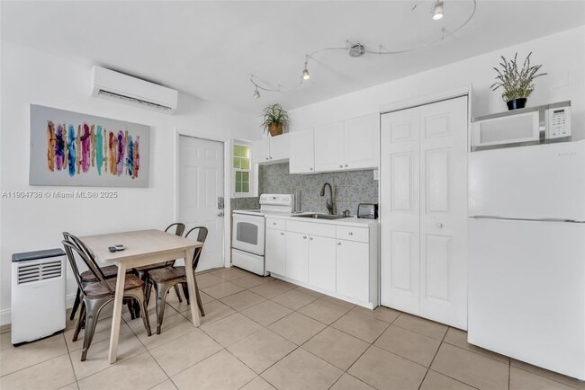 Building Photo - 1639 Hayes St Unit 1