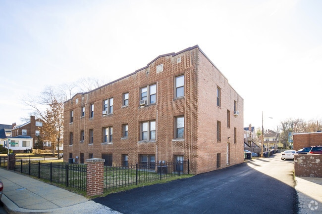 Photo - 2020 Shepherd St NE