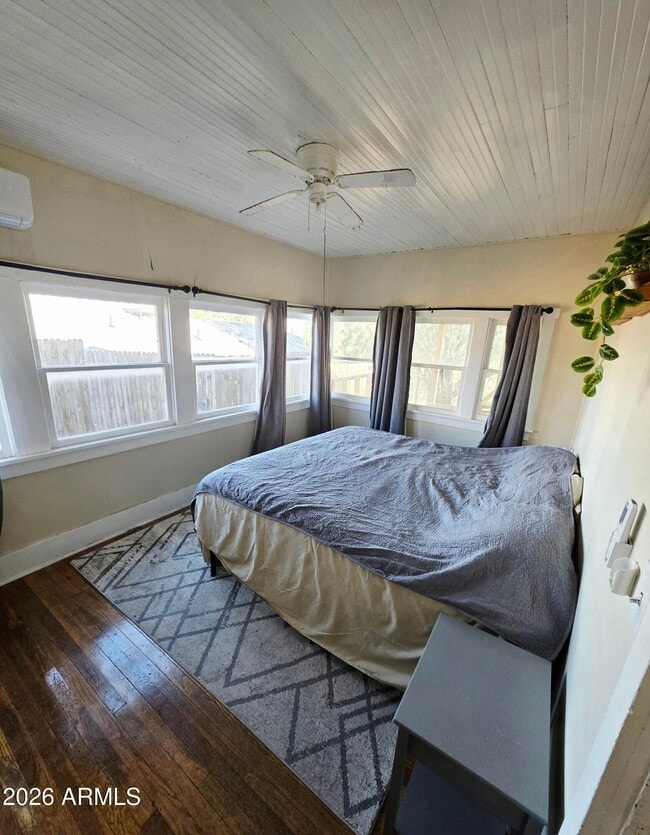 Photo - 180 W Santa Cruz St