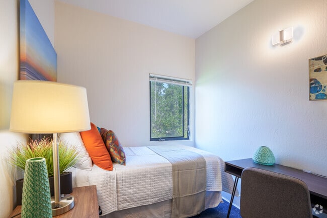 3HAB, 1BA - Modelo 575SF - Dormitorio - 2620 Hillegass Ave.