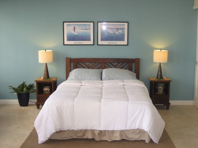 Queen bed, triple dresser - 201 Ohua Ave Unit T1 # 1207