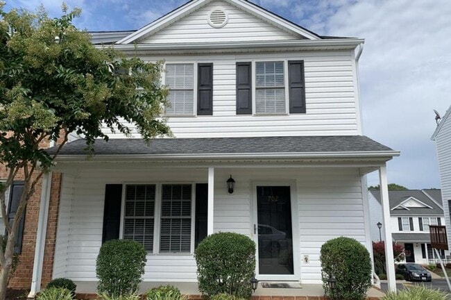 Building Photo - End Unit Townhouse in Wyndhurst