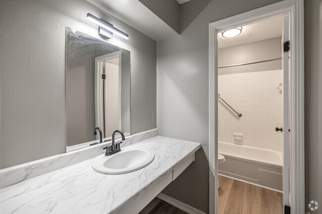 2BR, 2BA - 1,036SF - Primary Bathroom
