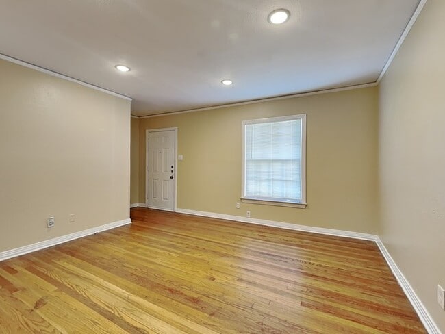 Photo - 201 W Avenue G