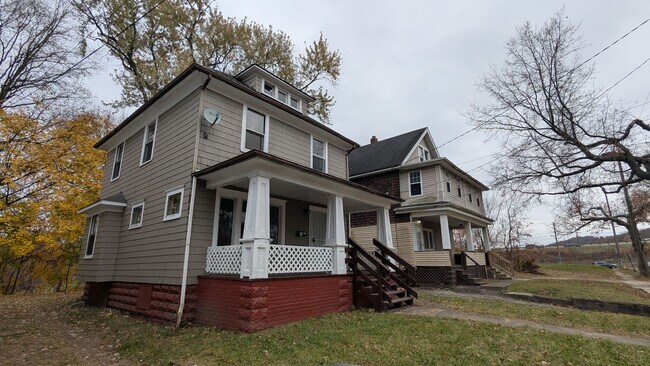Photo - Welcome to this charming 3-bedroom, 1-bathroom home located in the heart of Akron