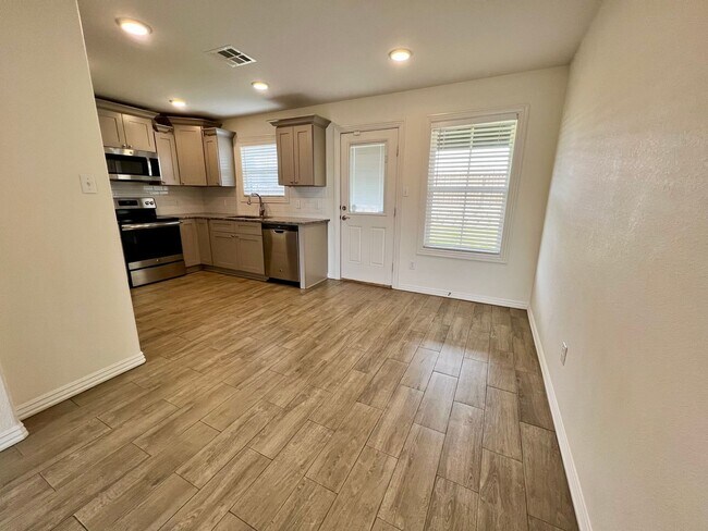 Photo - 3B/2.5B Spacious Townhome with Fenced Back...