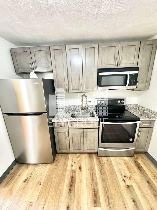 Building Photo - 8 Medford St Unit 2R