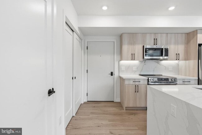 Building Photo - 209 New St Unit 5E