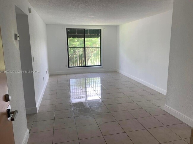 Photo - 606 W 81st St Condominio Unidad 315