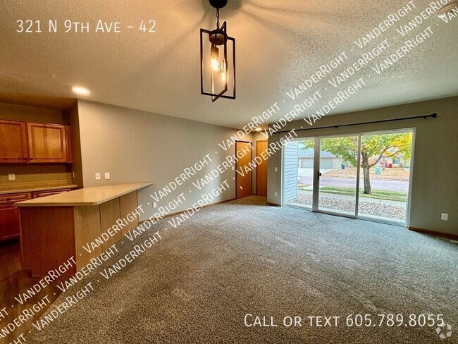 Building Photo - Updated Walk-Out 2 Bedroom Apartment! Unit 42